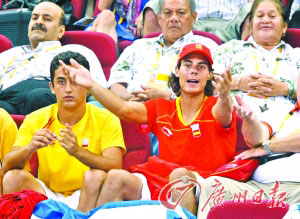 纳达尔（右红衣者）是西班牙篮球队的粉丝。