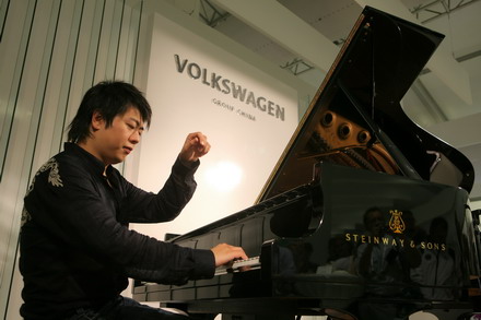 青年钢琴演奏家朗朗参观大众汽车集团奥林匹克主题馆并为来宾演奏