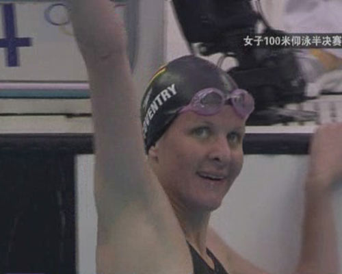 图文:考文垂打破女子100米仰泳世界记录