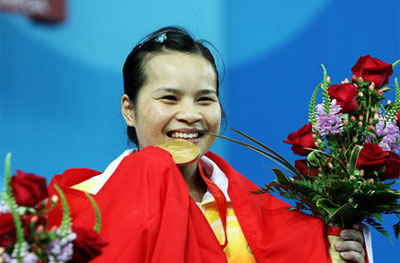 【8月9日，中国举重运动员、广东籍奥运选手陈燮霞在女子举重48公斤级比赛中，成功拿下本届奥运会中国体育代表团首枚金牌。如今，这枚金牌意味着更多】