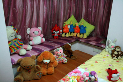 张洁雯摆满玩偶和奥运会吉祥物的房间
