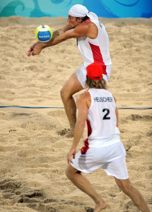 图文:男子沙滩排球 瑞士队员在比赛中垫球