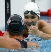 图文：男子200米自由泳决赛 朴泰桓前来祝贺