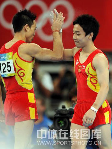 图文：体操男团决赛中国队冲金 兄弟加油