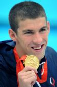 图文：男子200米自由泳决赛 菲尔普斯品尝金牌