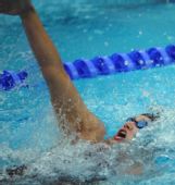图文：女子100米仰泳决赛 霍泽尔在比赛中