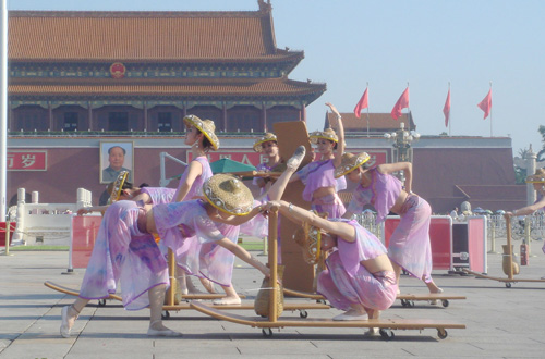 临近奥运的北京天安门广场迎来了一场具有岭南特色的艺术歌舞演出