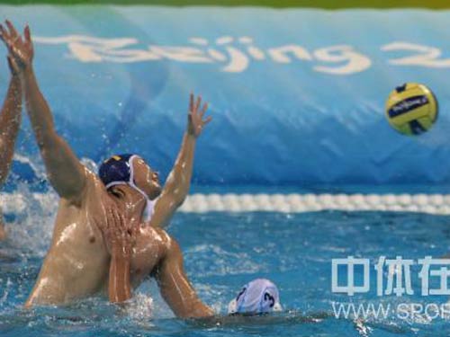 图文：奥运男子水球中国惜败德国 奋力争抢