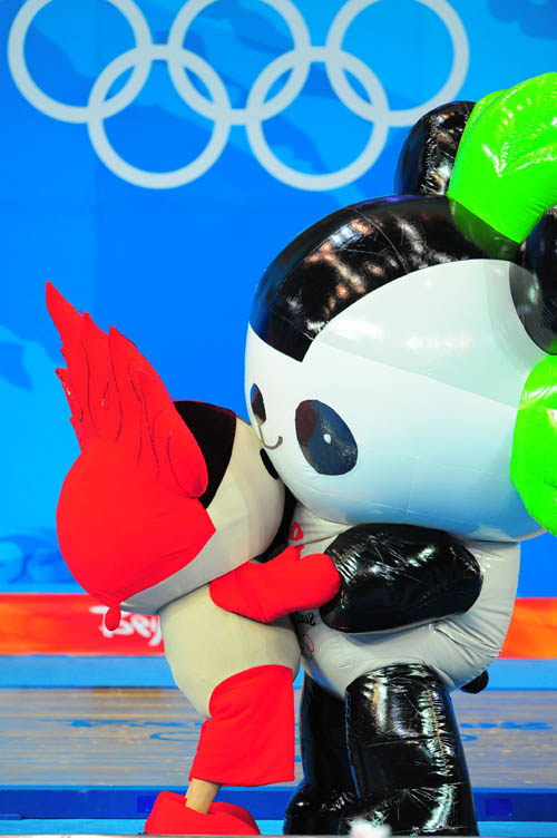 图文:男子举重69公斤级决赛 福娃现场表演-搜狐2008奥运