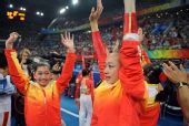 图文：体操女团中国队折桂 向观众致意