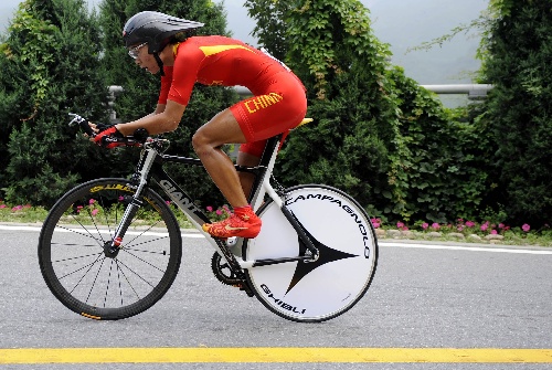 图文:自行车女子个人计时赛 孟浪在比赛中骑行