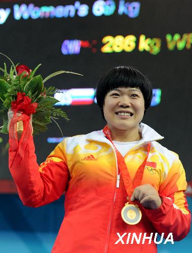 8月13日，中国选手刘春红在领奖台上。当日，刘春红在北京奥运会举重女子69公斤级决赛中获得金牌，并以抓举128公斤、挺举158公斤和总成绩286公斤打破该项目三项世界纪录。新华社记者杨磊摄