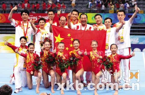中国体操女队夺得团体金牌，江钰源（前排左二）、李珊珊（前排左三）、何可欣（前排右四）、程菲（前排右三）、杨伊琳（前排右二）、邓琳琳（前排右一）理应记上头功，但是我们应该感谢的还有她们的教练以及没有出现在赛场上的替补队员。 