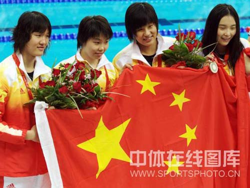 图文:女子4X200米自由泳接力中国摘银 奖台上
