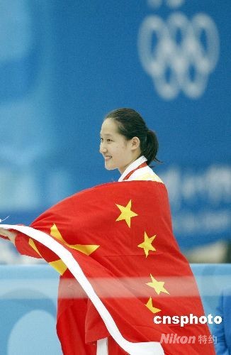 8月14日上午，中国19岁小将刘子歌以2:04.18打破世界纪录，获得北京奥运会女子200米蝶泳冠军，为中国游泳队赢得本届奥运会的第一枚金牌，也为中国奥运军团夺取第18块金牌。 中新社发 杜洋 摄