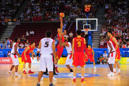 图文:[奥运会]中国男篮vs安哥拉 跳球阿联争先