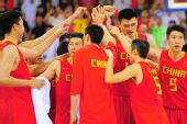 图文:[奥运会]中国男篮85-68安哥拉 击掌庆祝