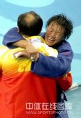 图文：柔道女子78公斤级杨秀丽夺金 拥抱教练