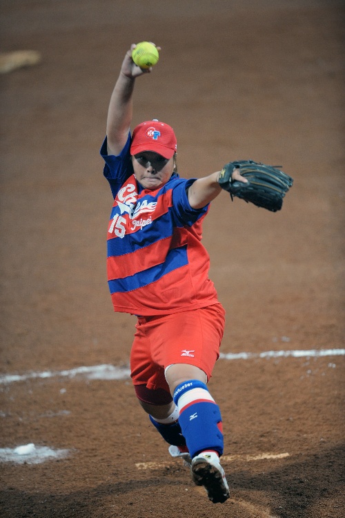 图文:女子垒球预赛 中华台北队15号比赛中投球