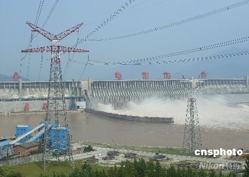 三峡电站24台机组投产运行 已发电2482亿千瓦