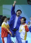 图文：佟文夺得78公斤以上级冠军 被教练抱起