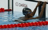 图文：女子50米自由泳预赛 尼基耶马看计时器