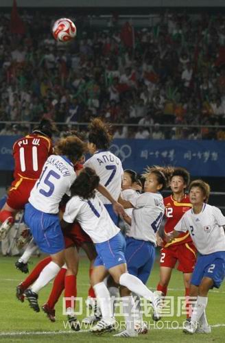 图文：女足0-2日本无缘四强 双方很混乱很混乱