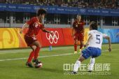 图文：女足0-2日本无缘四强 在边路强力对抗