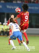 图文：女足0-2日本无缘四强 韩端在用身体护球