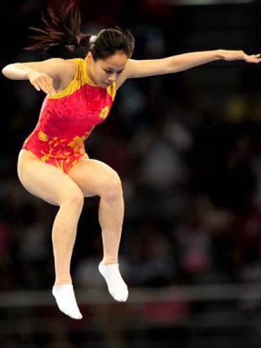 图文：奥运会蹦床女子个人赛 跃起瞬间