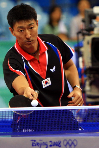 图文：乒乓球男团决赛 吴尚垠回球