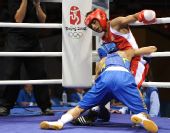 图文：拳击48公斤级1/8比赛 中国选手邹市明
