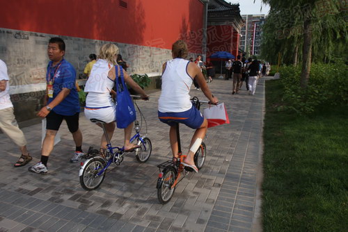 自行车是奥运村内最受欢迎交通工具 大都个人自带
