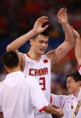 图文：中国男篮晋级八强 姚明的胳膊红了