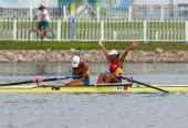 图文：赛艇女子双人单桨决赛 罗马尼亚组合庆祝