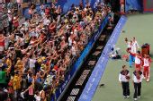 图文：网球男双决赛费德勒/瓦夫林卡夺冠 致意