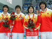 图文：女子4X100米混合泳接力中国摘铜 奖台上