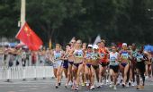 图文：奥运会女子马拉松 声势浩大的比赛队伍