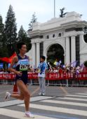 图文：奥运会女子马拉松 马路上热情的观众