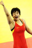 图文：自由式摔跤72公斤级王娇夺冠 可爱的姑娘