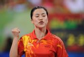 图文：乒乓球女团中国队摘金 王楠显得很有激情