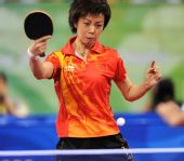 图文：乒乓球女团中国队摘金 张怡宁在回球当中