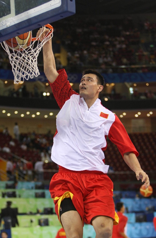 图文:中国男篮vs希腊 姚明在练习扣篮