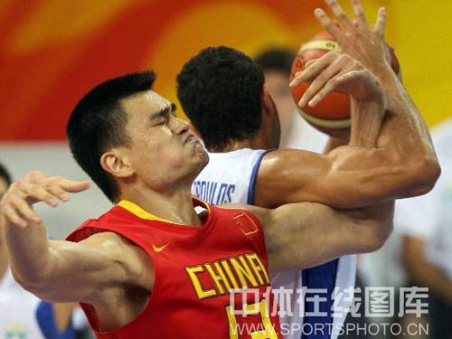 图文：奥运男篮预赛中国迎战希腊 姚明表情