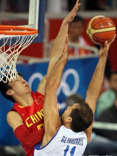 图文：奥运男篮预赛中国迎战希腊 篮下防守