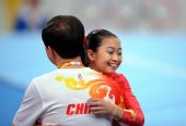 图文：江钰源女子自由体操第四名 与教练拥抱