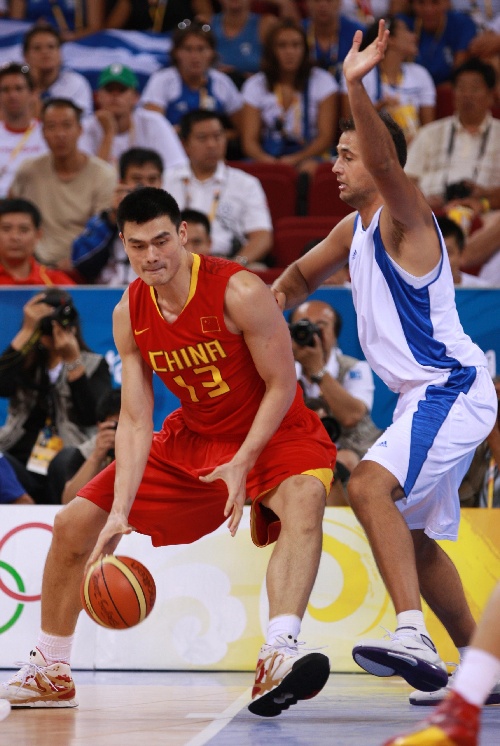 图文:中国男篮77-91希腊 姚明比赛中带球突破