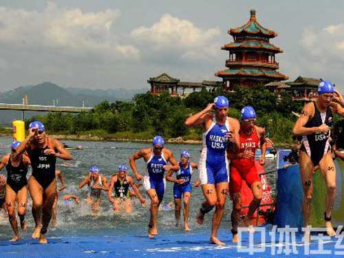 图文:铁人三项女子组决赛赛况 结束游泳