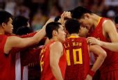 图文：中国男篮77-91希腊 互相鼓励