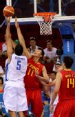图文：中国男篮77-91希腊 防守对方队员投篮